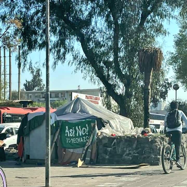 Chileokulto's tweet photo. No sé si reír, llorar o mover la cabeza diciendo "pobre gente". https://t.co/vzhJpEaBzl