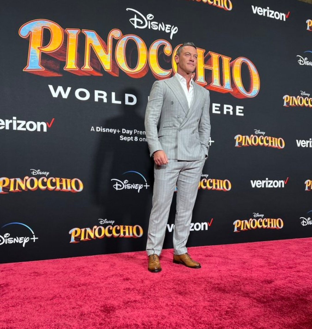 naganicol's tweet photo. World Premiere #Pinocchio
#Pinocho
Amo ese emoji 🥰
Hooola👋 @tomhanks #Geppeto https://t.co/0Qu7I4dN0u