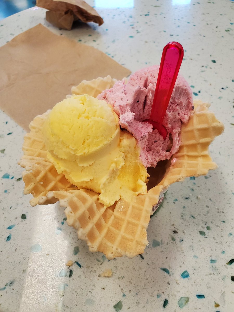 TheProwlingCat's tweet photo. Went out for pizza followed by Gelato. 1st time I've ever had it and it was pretty good. Odds are we'll do it again tomorrow.  Now we are sitting in the hotel room watching the sunset https://t.co/kEx7BwolXq