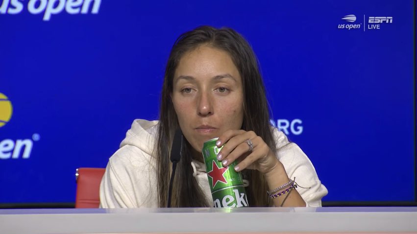 Jessica Pegula showing up to her #UsOpen press conference with a Heineken is such a power move.
