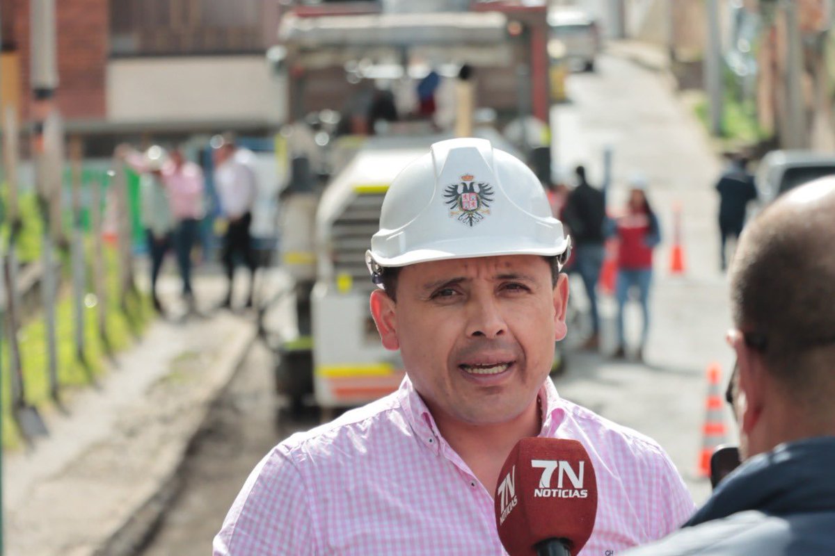 NCTNOTICIAS's tweet photo. #ManoDeObraLocal. Más de 480 empleos serán generados por la administración municipal en cabeza de @FunemeAlejandro, para la@rehabilitación de la malla vial en #Tunja. https://t.co/rR5K4MZDeo