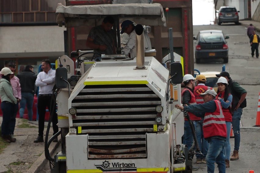 NCTNOTICIAS's tweet photo. #ManoDeObraLocal. Más de 480 empleos serán generados por la administración municipal en cabeza de @FunemeAlejandro, para la@rehabilitación de la malla vial en #Tunja. https://t.co/rR5K4MZDeo
