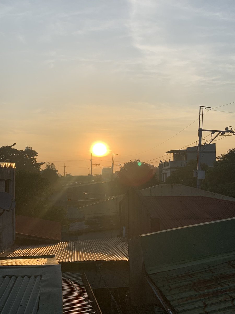 Cuveee0's tweet photo. I’m really greatfull bcs i can still watch the sunset every morning this means i can still write my story of life 🌅 https://t.co/8JIYw8Yaqj
