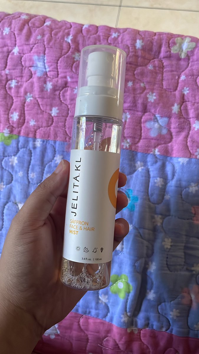 Ainlaa_'s tweet photo. Selalu lepas cuci muka, terus sembur saffron mist sebab taknak muka cepat kering. Malaih nak apply skincare lagi. Dah sembur kat muka lajak kena rambut lah apadahal. Pastu lately perasan banyak rambut pendek pendek tercongek straight. Boleh cepatkan tumbuh rambut wehh guna ni https://t.co/1sBvpDG0d5