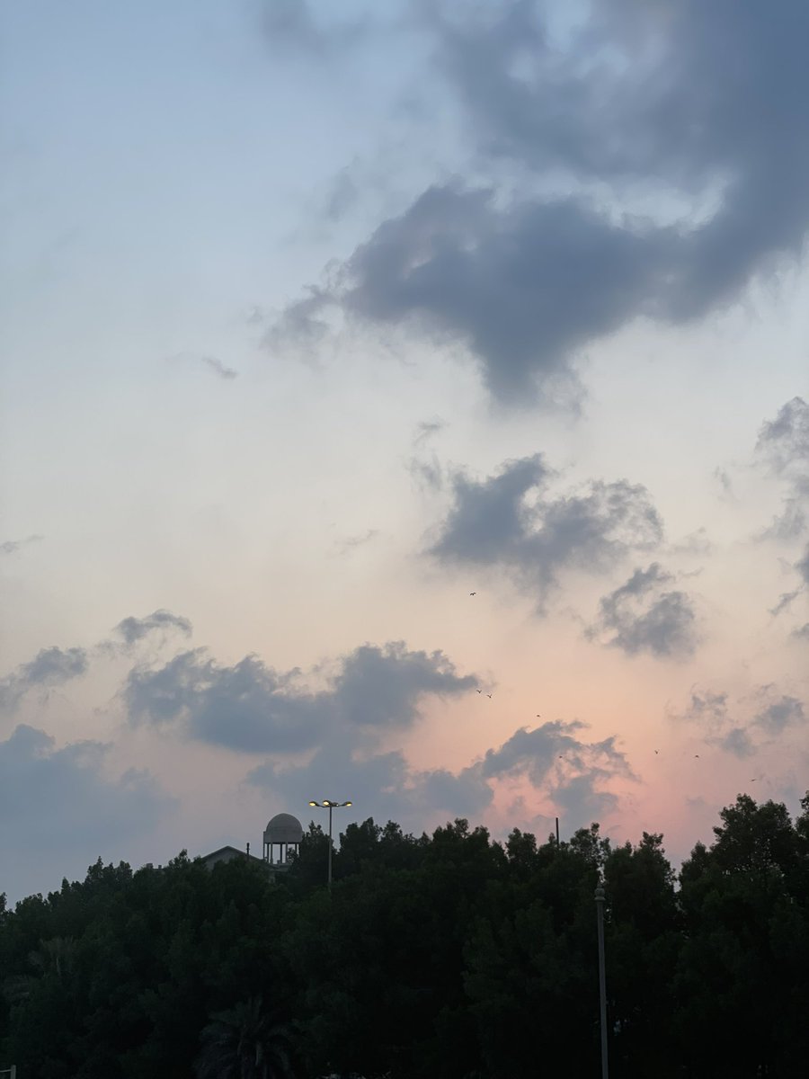 DalalJAlOmar's tweet photo. The #sky this morning looks like a watercolour painting 😍 ما شاء الله تبارك الله
#FluffyClouds #AmazingSkies #KuwaitSky https://t.co/bwW3NglWRm