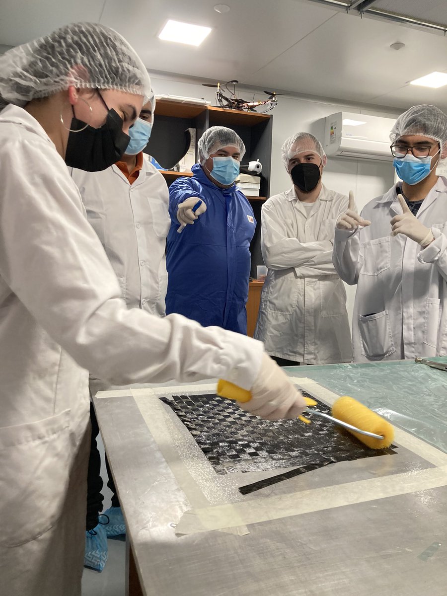 AntakariSolar's tweet photo. ¡Aprendiendo a laminar en @userenaoficial !
El día de hoy nuestro equipo se reunió para aprender a realizar láminas de fibra de carbono para estar preparados para la construcción del nuevo Intikallpa VI 👏 
#userena #autosolar #intikallpa #bwsc23 
@userenaoficial @aminerals https://t.co/UIN2CnIVEE