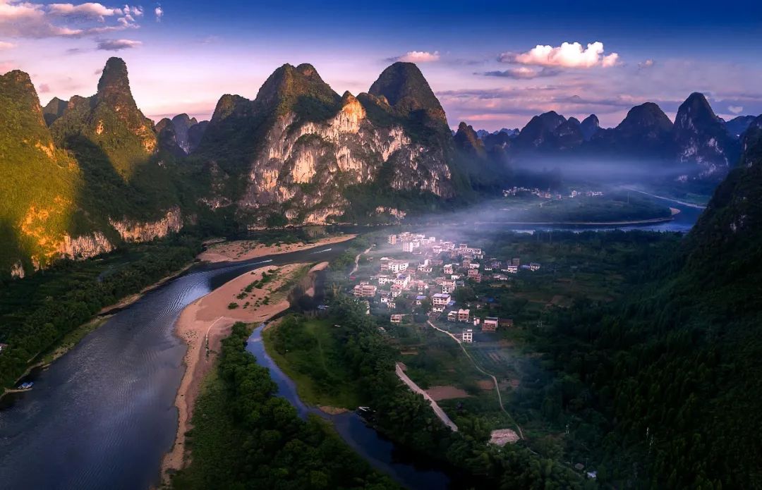 DiscoverGuangxi's tweet photo. Nine Horses Fresco #Hill (九马画山) standing on the most scenic stretch of the #LiRiver in #Yangshuo. It is said that the more horses you can find on the #freso, the smarter you are.
🧐So, how many horses do you see?
#Guilin #Guangxi #China #Nature #Landscape #Photography https://t.co/GLxfhFyd01