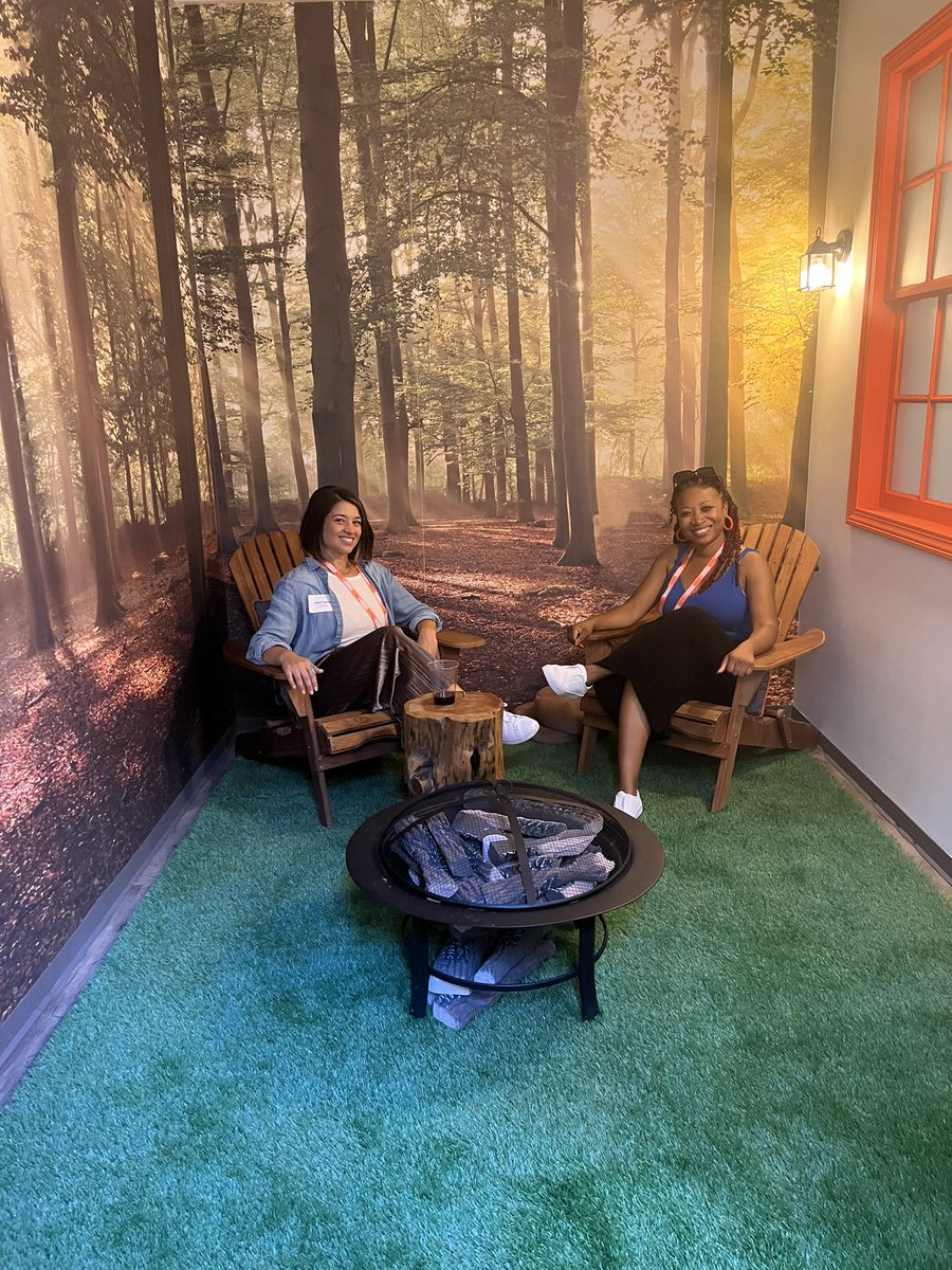 <a href="/JanineGuar/">Janine Guarino</a> schooling me on all things <a href="/HubSpot/">HubSpot</a>, social media marketing and networking. #firesidechat #INBOUND22
