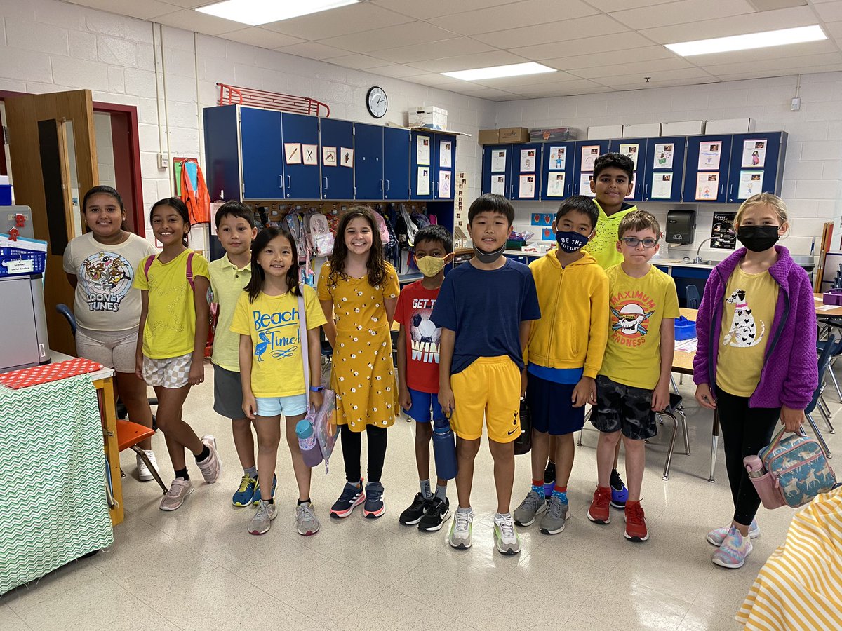 MrsWeiseABC's tweet photo. Kindergarten color days are here! Even our 4th graders and principal joined in! #blue #yellow #FHighlights @DrZapadka @MrsHussinFHES https://t.co/L02gbevBuO