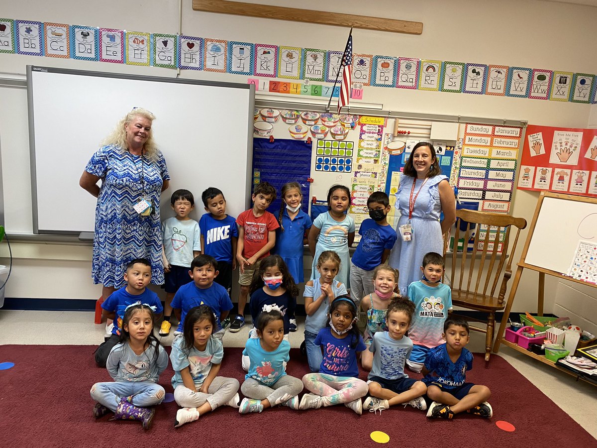 MrsWeiseABC's tweet photo. Kindergarten color days are here! Even our 4th graders and principal joined in! #blue #yellow #FHighlights @DrZapadka @MrsHussinFHES https://t.co/L02gbevBuO