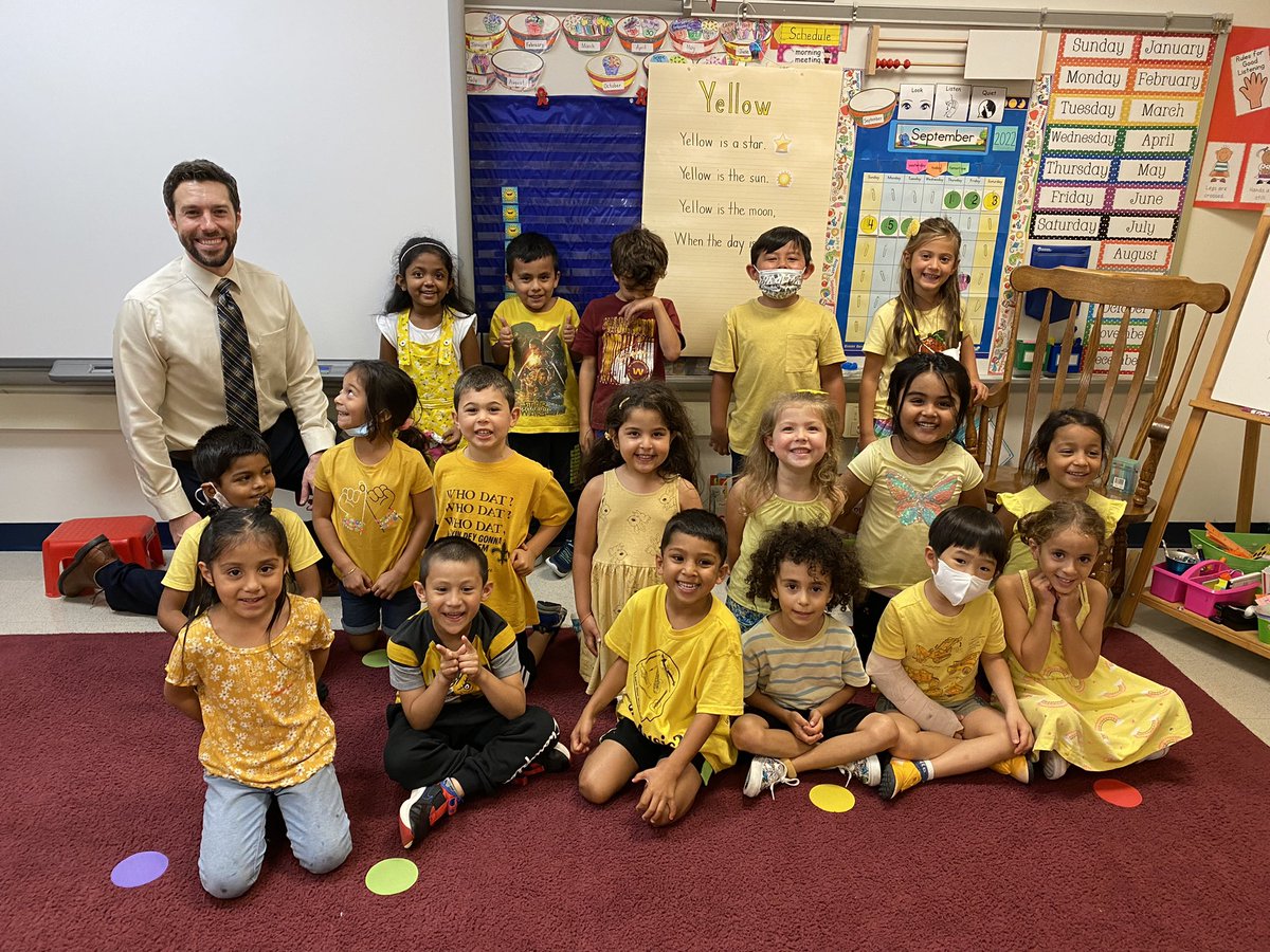 MrsWeiseABC's tweet photo. Kindergarten color days are here! Even our 4th graders and principal joined in! #blue #yellow #FHighlights @DrZapadka @MrsHussinFHES https://t.co/L02gbevBuO
