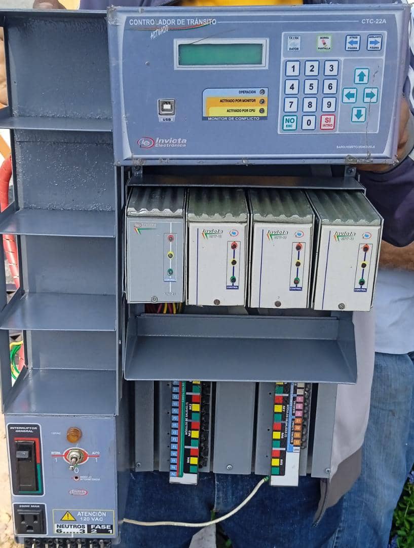 Luego de seis años sin estar en condición operativa, hoy pusimos en funcionamiento el semáforo de la intersección de la Avenida La Montañita con avenida San Benito en la parroquia José Gregorio Bastidas. 

Seguimos renovando Palavecino