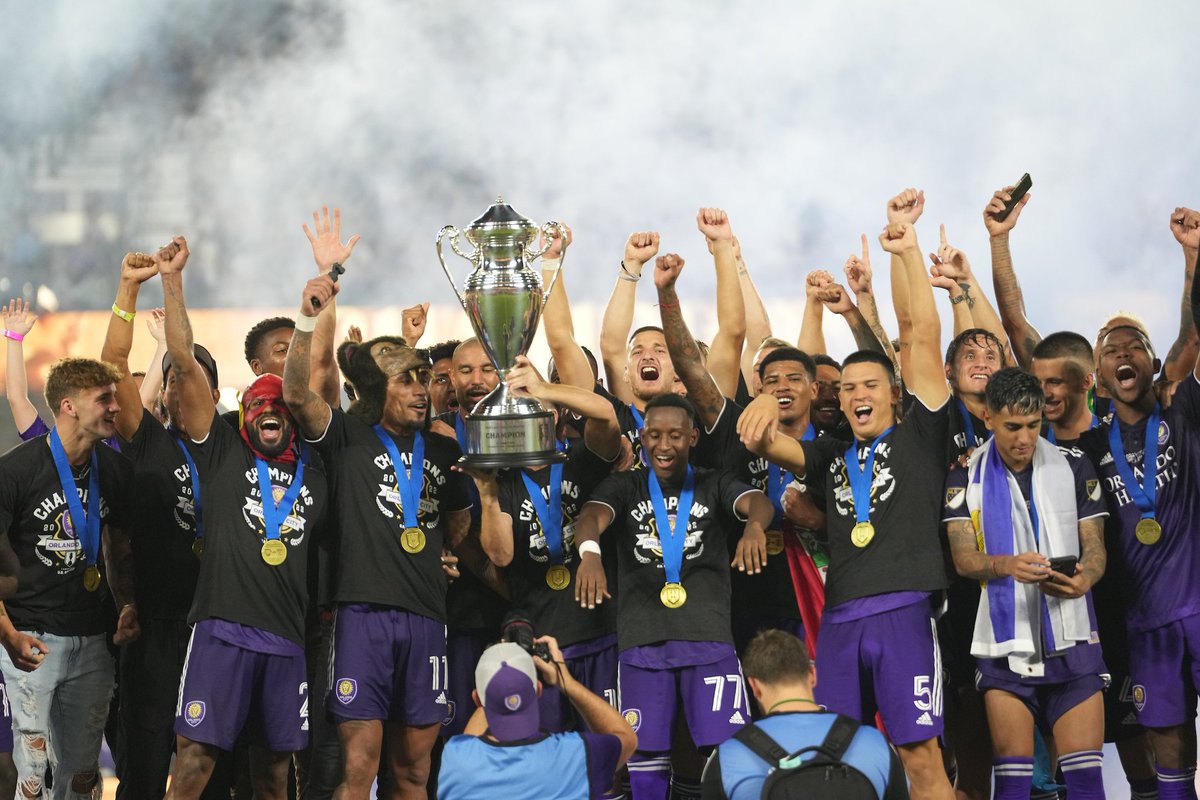 DptesSinTapujos's tweet photo. El técnico Colombiano Óscar Pareja, se coronó Campeón 🏆 de la #USOC22 🇺🇸 Goleando en la Final 3️⃣ x 0️⃣ a @SacRepublicFC 
#DeportesSinTapujos https://t.co/pjhLbP4zfM