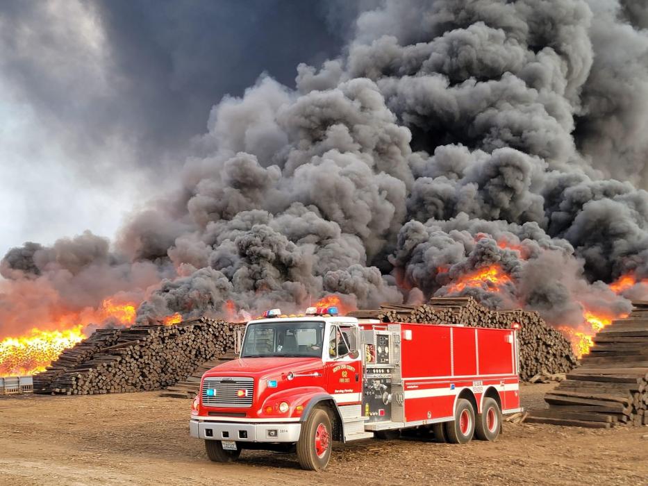 Large railroad tie fire burning in Churchill County southeast of Fernley, US 50 closed near Hazen carsonnow.org/story/09/07/20…