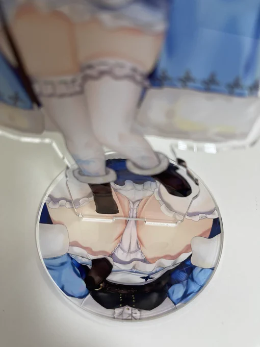 アクリルフィギュアの色校来た!めちゃくちゃ良くない?こよちゃんラミィちゃんの台座はおパンツが反射して映っちゃった設定になってます通常バージョンは綺麗なアカウントにて載せますね。千夜ちゃん大きいわ〜全部20×13cmの範囲で作ってます 