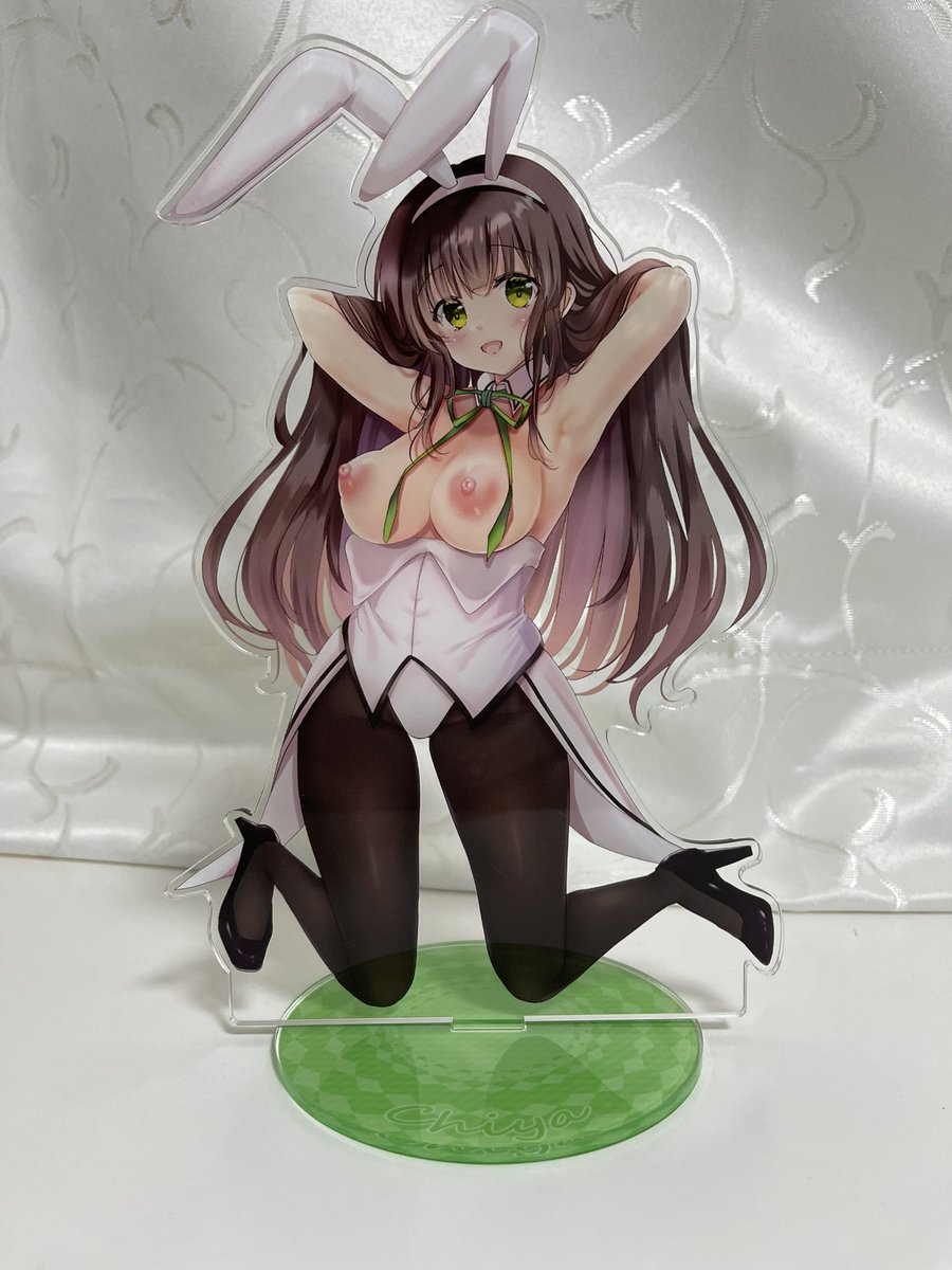 アクリルフィギュアの色校来た!めちゃくちゃ良くない?❤️こよちゃんラミィちゃんの台座はおパンツが反射して映っちゃった設定になってます☺️通常バージョンは綺麗なアカウントにて載せますね。千夜ちゃん大きいわ〜❤️全部20×13cmの範囲で作ってます 