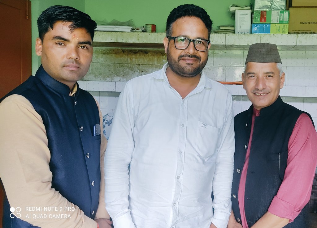 JAGDISHPANDEYUk's tweet photo. कुमाउनी लोककलाकार प्रहलाद मेहरा व कुंदन कोरंगा। https://t.co/ybloj9jVc2