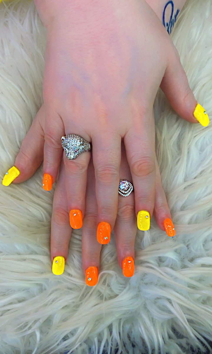 pritisahani02's tweet photo. The happiest girls always have the prettiest nails. 😍
#nails #clawnails #nailart #naildesigns #nailobsession #nailstudio #theclawexperience #ultimatenailstudio #myfavouritenailstudio #getclawed 💅🏻 https://t.co/y7G6tgMPeI