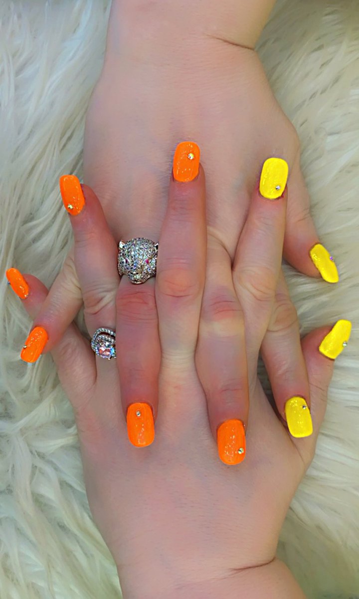 pritisahani02's tweet photo. The happiest girls always have the prettiest nails. 😍
#nails #clawnails #nailart #naildesigns #nailobsession #nailstudio #theclawexperience #ultimatenailstudio #myfavouritenailstudio #getclawed 💅🏻 https://t.co/y7G6tgMPeI