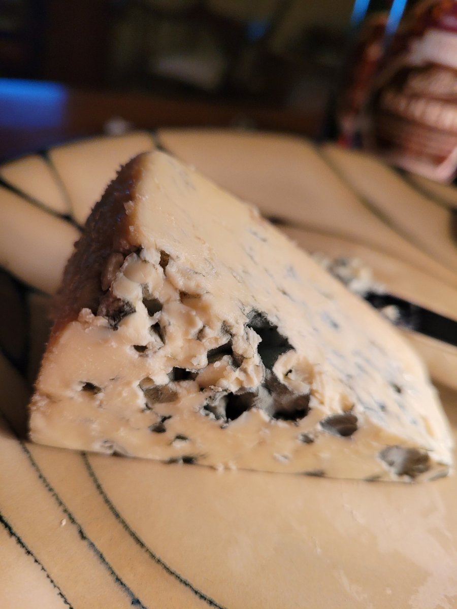 mknee71's tweet image. Happy National Beer Lovers Day!!!

It is a The Bruery night. They make some crazy American pastry impereal stouts. Is their another American brewer better for this style?

Also, some Bleu d'Auvergne. Not the best pairing, but it is kick ass French blue cheese.