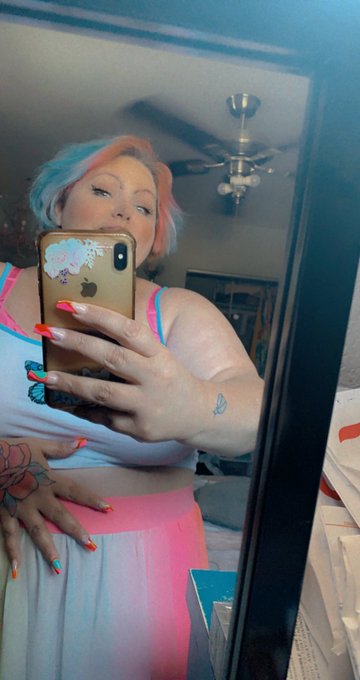 Feeling soft and pretty 🌸 https://t.co/9dy8wzauik