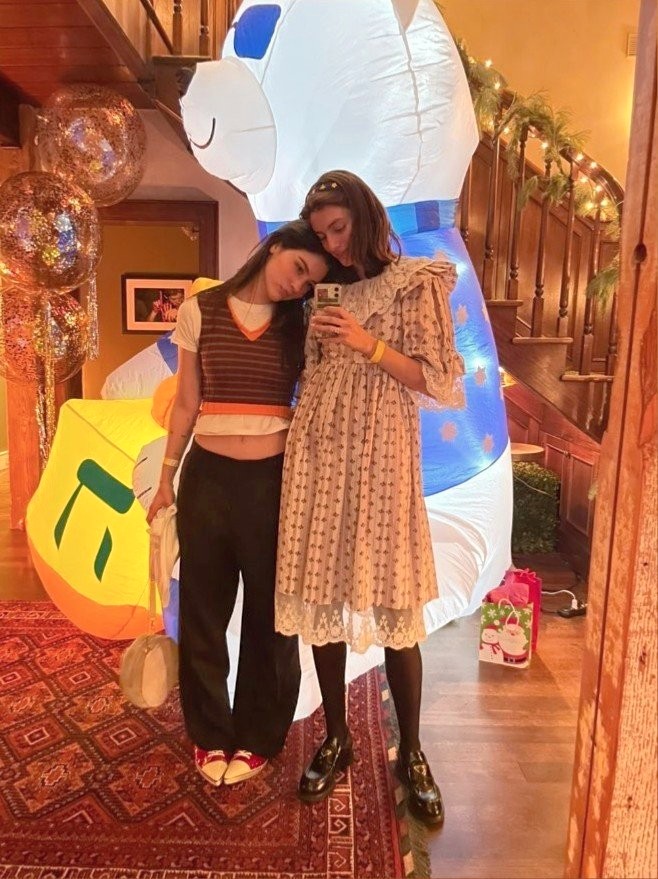 TheSwiftSociety's tweet photo. 📲| Diana Silvers shares a photo at @TaylorSwift13's last birthday party. https://t.co/rq7ea86h5H