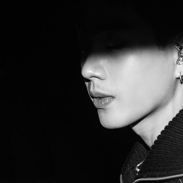 daintygun's tweet photo. THE HUNT • an #offgun au prompt

↳ years after his husband's disappearance, gun receives a mysterious package on his front porch. inside the box was a photograph of his husband with a woman and a locket necklace.

“two can keep a secret if one of them is dead.” https://t.co/MVM57EU4oU