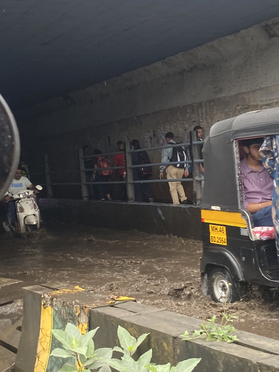 Nandinibhanush2's tweet photo. Sunday swimming party at the pool at kharghar station.please join me @mybmc @bmc #bmc #kharghar #fixthegutter https://t.co/zwG3wr8z0K