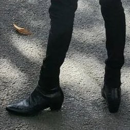 wybmsunshine's tweet photo. 처음에는.. 라이더 허벌나시 목걸이가 좋았는데 전신사진을 자꾸 보다보니까 정말 변태같은(좋다는 뜻) 지점은 이 구두인거야.. https://t.co/QArIU8iF4a