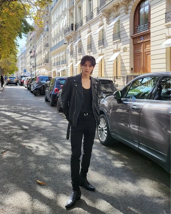 wybmsunshine's tweet photo. 처음에는.. 라이더 허벌나시 목걸이가 좋았는데 전신사진을 자꾸 보다보니까 정말 변태같은(좋다는 뜻) 지점은 이 구두인거야.. https://t.co/QArIU8iF4a