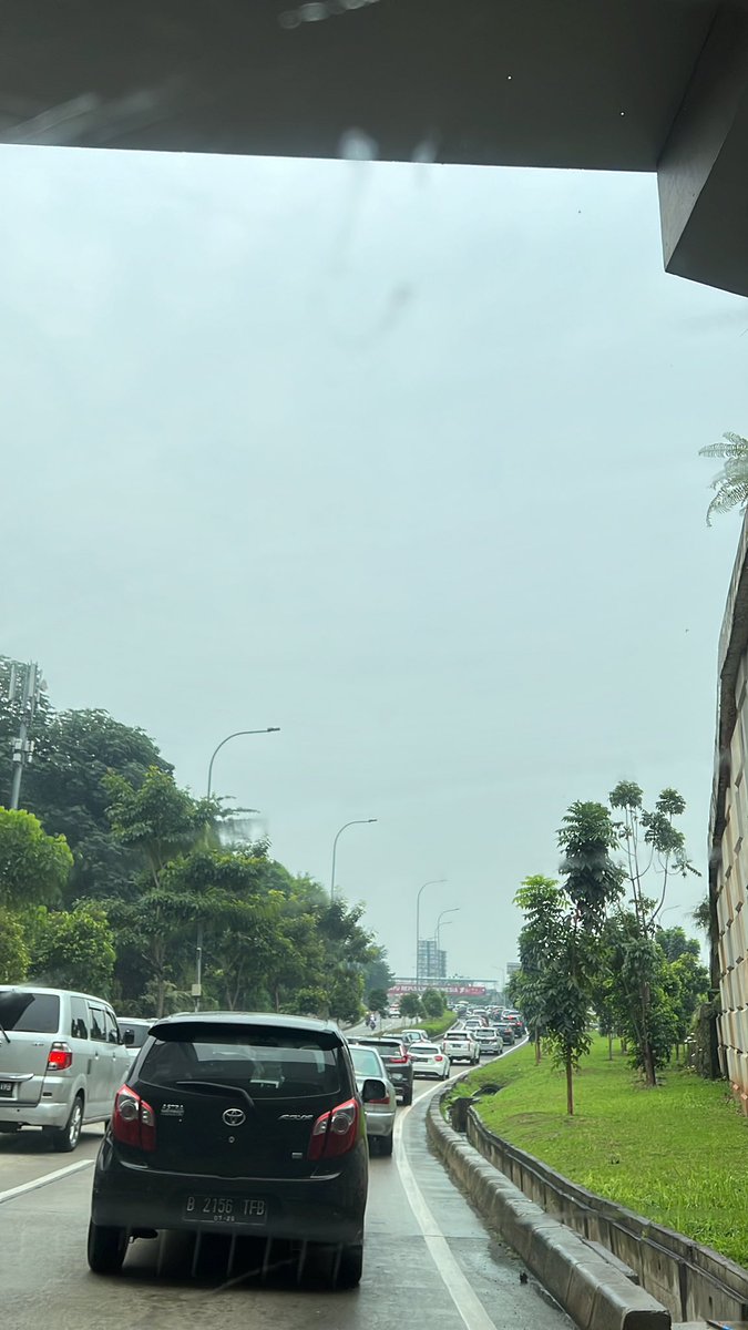 Bayangin kaya hari ini hujan dan macet dimana-mana. Biarpun mobil listrik tapi tetep macet kan? 😂