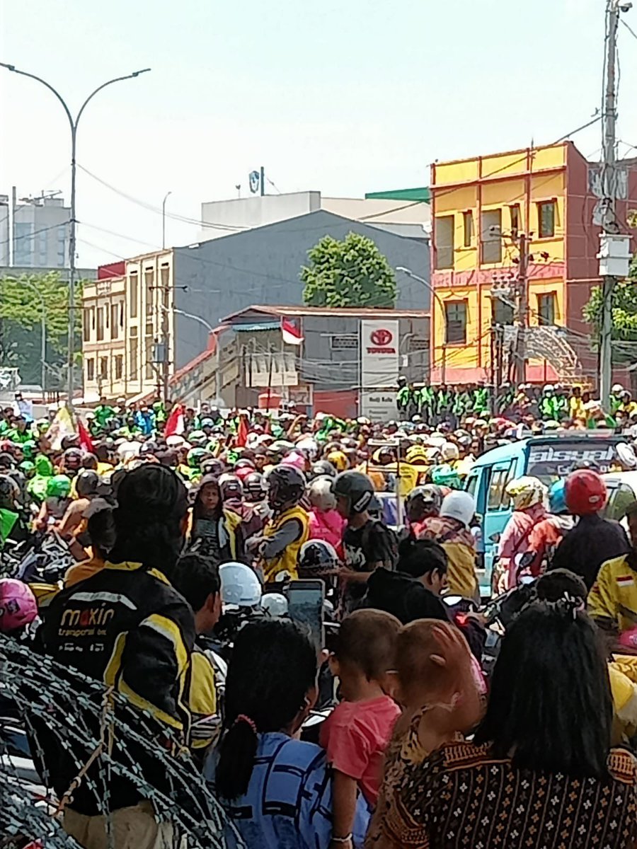 Makassar bergerak lagi hari ini tweeps..‼️

Kali ini masyarakat bersama para ojek online: Gojek, Grab, dan Maxim..

Panjang Umur Perjuangan✊