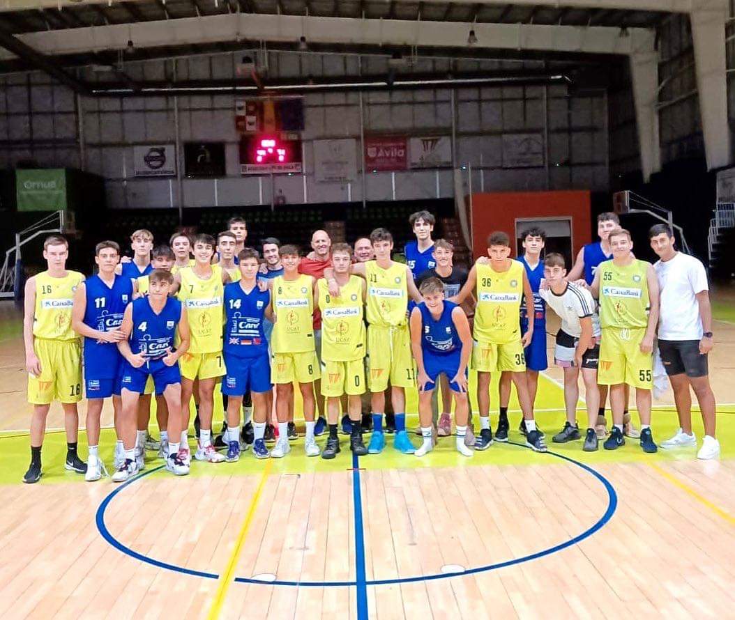 Obila_com's tweet photo. Primeros partidos de pretemporada #ÓbilaCantera, amistoso de nuestros Junior 🆚 @Casvi 
Los chicos de @D_Carretero1 y los de @jaspe68 disfrutando de una tarde de 🏀

Gracias por la visita!

#soydelóbila 
#obilízate 

Muchas gracias a las familias por compartir las imágenes 💚📸 https://t.co/FhrjEX7Pkv