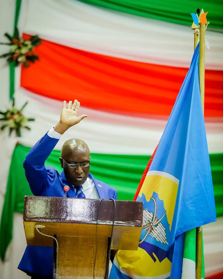 Jewe n'umuryango wanje ndakeje bimwe vy'imva mutima Lieutenant Général de Police Gervais Ndirakobuca Umushikiranganji wa mbere wa <a href="/BurundiGov/">Bureau du Premier Ministre</a> .Ashobora kutavyumva ariko Imana ivyumve kuko ukuntu yahora atwara <a href="/MininterInfosBi/">MininterInfosBi</a> nta mwenegihugu atashima.Yaduhaye akanyama kari kabuze