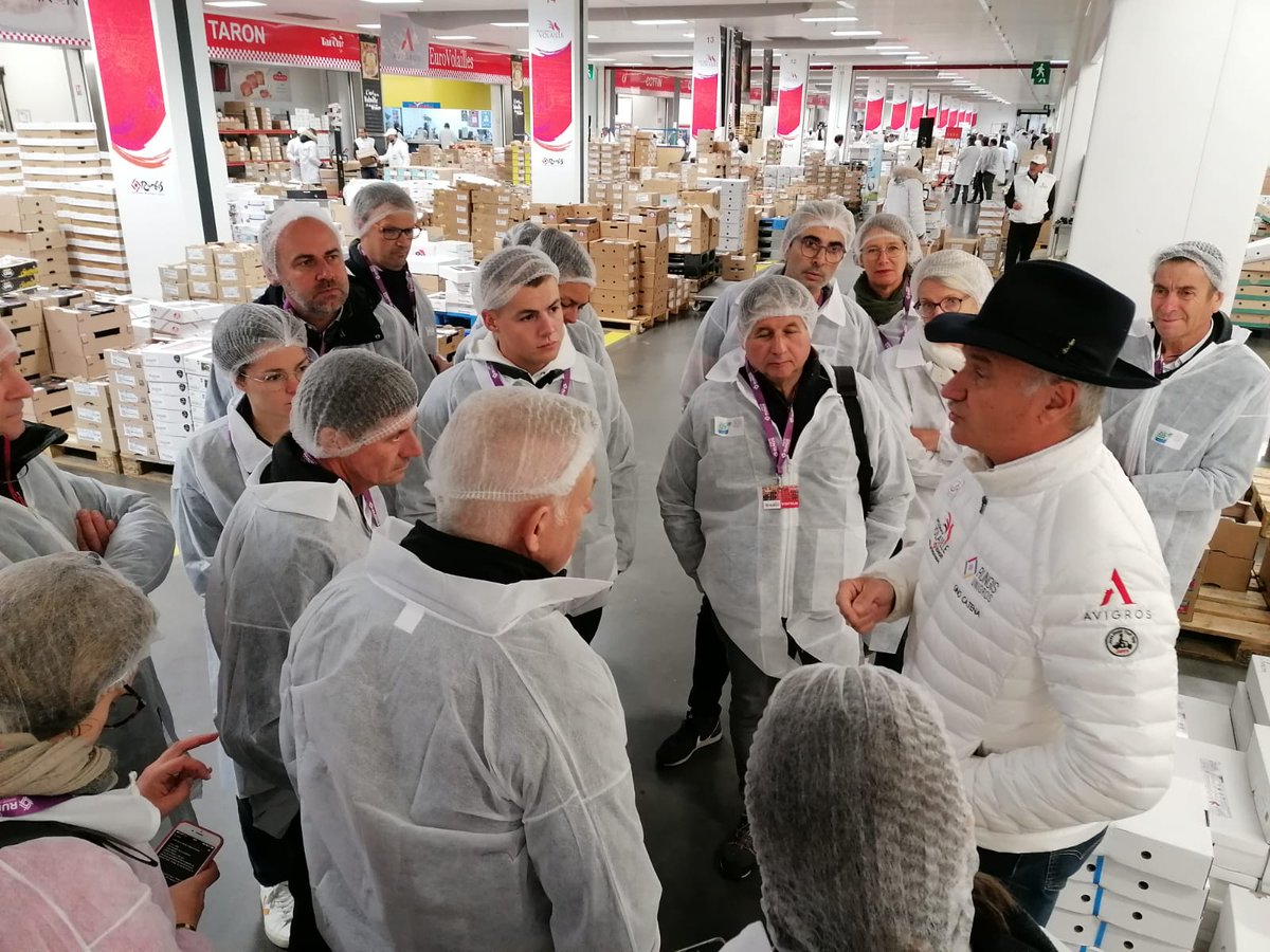 BleuBlancCoeur's tweet photo. Les visites guidées du Min de Rungis ont démarré tôt ce matin avec des animations #BleuBlancCoeur au sein des pavillons du @marchederungis avec grossistes et producteurs ! Et un passage sur le corner Bleu-Blanc-Coeur chez @maisonmedelys 🙂 
#AGBBC #Rungis https://t.co/XOA96aHWCC