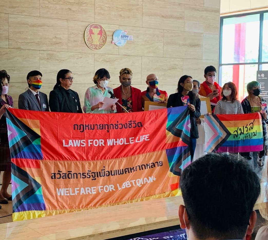 วันนี้เรามายืนยันด้วยความกล้าหาญและภูมิใจในสิทธิที่ต้องได้รับ
ไม่ใช่มาร้องขอความเมตตา

เราขอย้ำว่านิติบัญญัติต้องรับใช้ประชาชน

และขอบคุณทุกคนที่ร่วมต่อสู้เพื่อ #สมรสเท่าเทียม