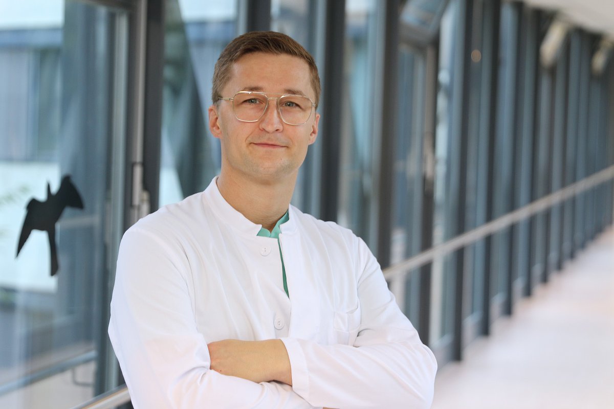 GesundheitNord's tweet photo. Keine Angst vor #Reanimation. Wie man sich als Laie in medizinischen Notfällen richtig verhält, erklärt der Bremer Notarzt Dr. Jonas Boelsen zum #ErsteHilfeTag (10. September) in unserem Online-Magazin.
⏩https://t.co/vetSO8omHC
#erstehilfe #bremen #notfall https://t.co/EKji7zUSk3