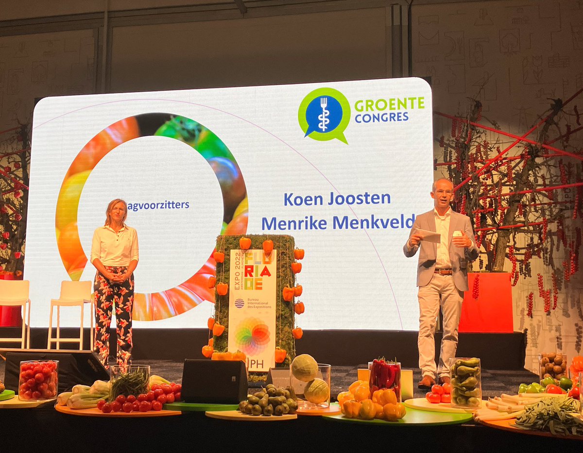 Koen Joosten en Menrike Menkveld openen het groentecongres. Met veel groente op het podium! #groentecongres2022