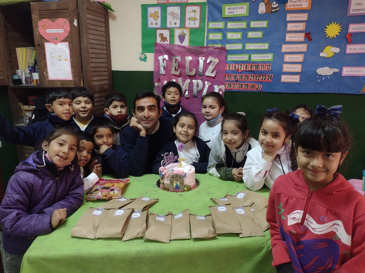 Buen día #alcolecontn se viene el día del maestro y a festejar con el profesorr más loco de corrientes Charly y sus alumnos de primero porfin jueves🇦🇷📷