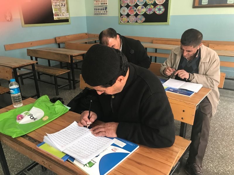 BitlisHem's tweet photo. 8 Eylül Dünya Okuma Yazma Günü kapsamında, Kurumumuzda Okuma yazma kursu eğitimlerine devam eden kursiyerleri ziyaret ederek eğitimleri ile ilgili gelişimlerini takip edip eksikliklerini gidermeye çalıştık. @tcmeb @Bitlis_Mem
@yegitim
#dunyaokumayazmagunu #hayatboyuokuyoruz https://t.co/yARAkfUGTK