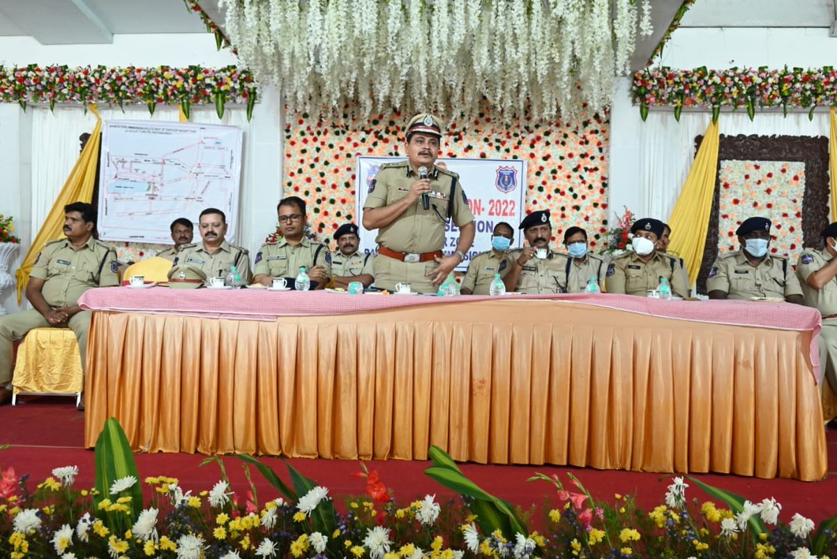 MalkajgiriCop's tweet photo. In view of #Ganesh_Immersion #CP_Rachakonda Sri #Mahesh_Bhagwat_IPS briefed the officials &amp; #PolicePersonnel who have come for #bandobust at Kothakapu Yadava reddy Gardens at Karmanghat. #Addl_CP, @DCPLBNagar, #DCP_Crimes, #DCP_RoadSafety and #Addl_DCP participated. https://t.co/y8U4nejtJr
