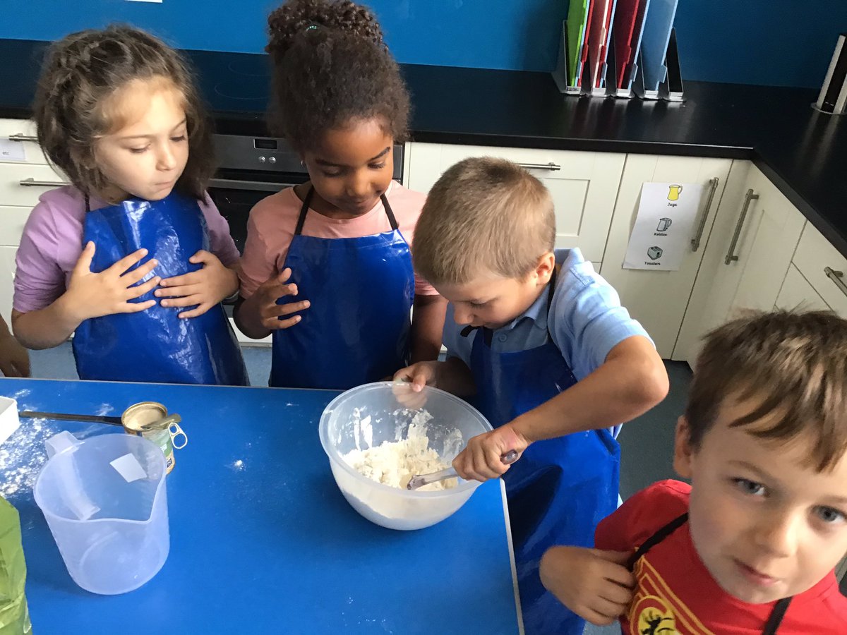ClaphamTerrace1's tweet photo. Welcome to Thomas Farynor’s Bakery in Pudding Lane. The Year is 1666 and we’re baking for the king. #greatfireoflondon #topiclaunch #baking #GBBO https://t.co/wZGSDttZeV
