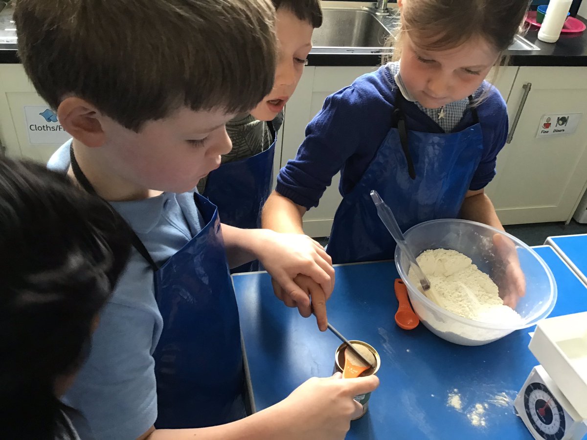 ClaphamTerrace1's tweet photo. Welcome to Thomas Farynor’s Bakery in Pudding Lane. The Year is 1666 and we’re baking for the king. #greatfireoflondon #topiclaunch #baking #GBBO https://t.co/wZGSDttZeV