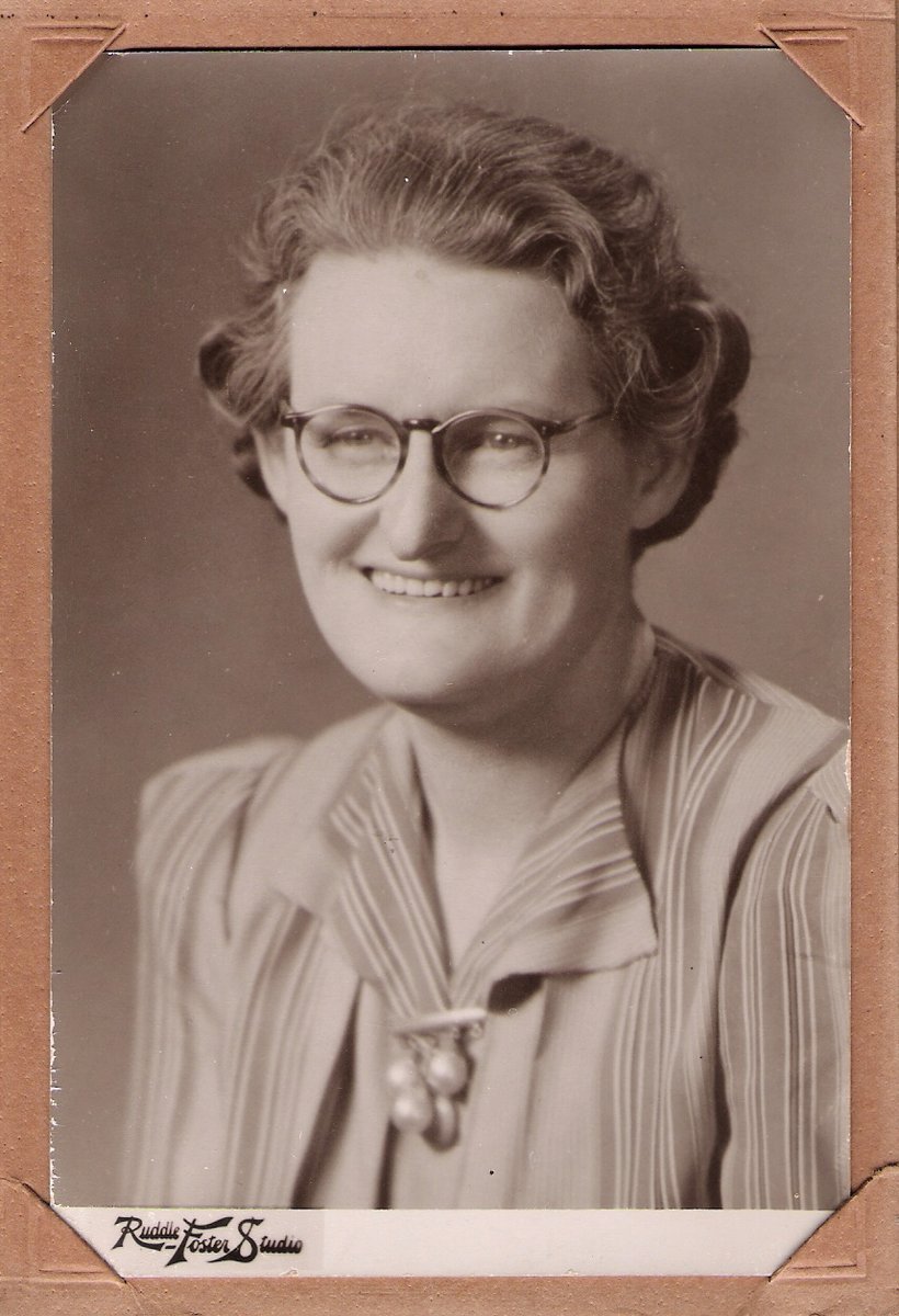 lzpinch's tweet photo. My maternal #Grandmother.  I never met her; she died 11 days after I was born.  Dorothy (Dora, Dorris) Marion Taylor Nee Dickson b 1902 Appletree Creek d 1968 #Bundaberg #Queensland #Australia.  #wife of Alfred and mother of 6 #Genealogy #familyhistory #familytree https://t.co/zJjw6TXM4h