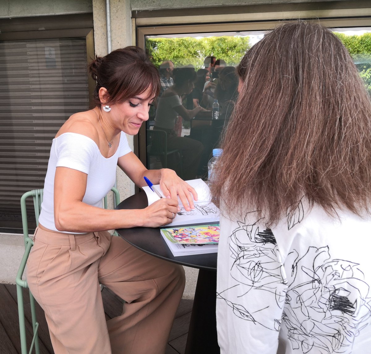 dacilmp's tweet photo. Que grande #SandraSanchez No se puede ser más maja! Y yo me voy con mis ejemplares de #KatKarateka firmaditos 😁
Ya vereis Iván cuando se los enseñe 😍😍😍 Le gustaron mucho! @penguinkidsES https://t.co/mbz59NW9V2