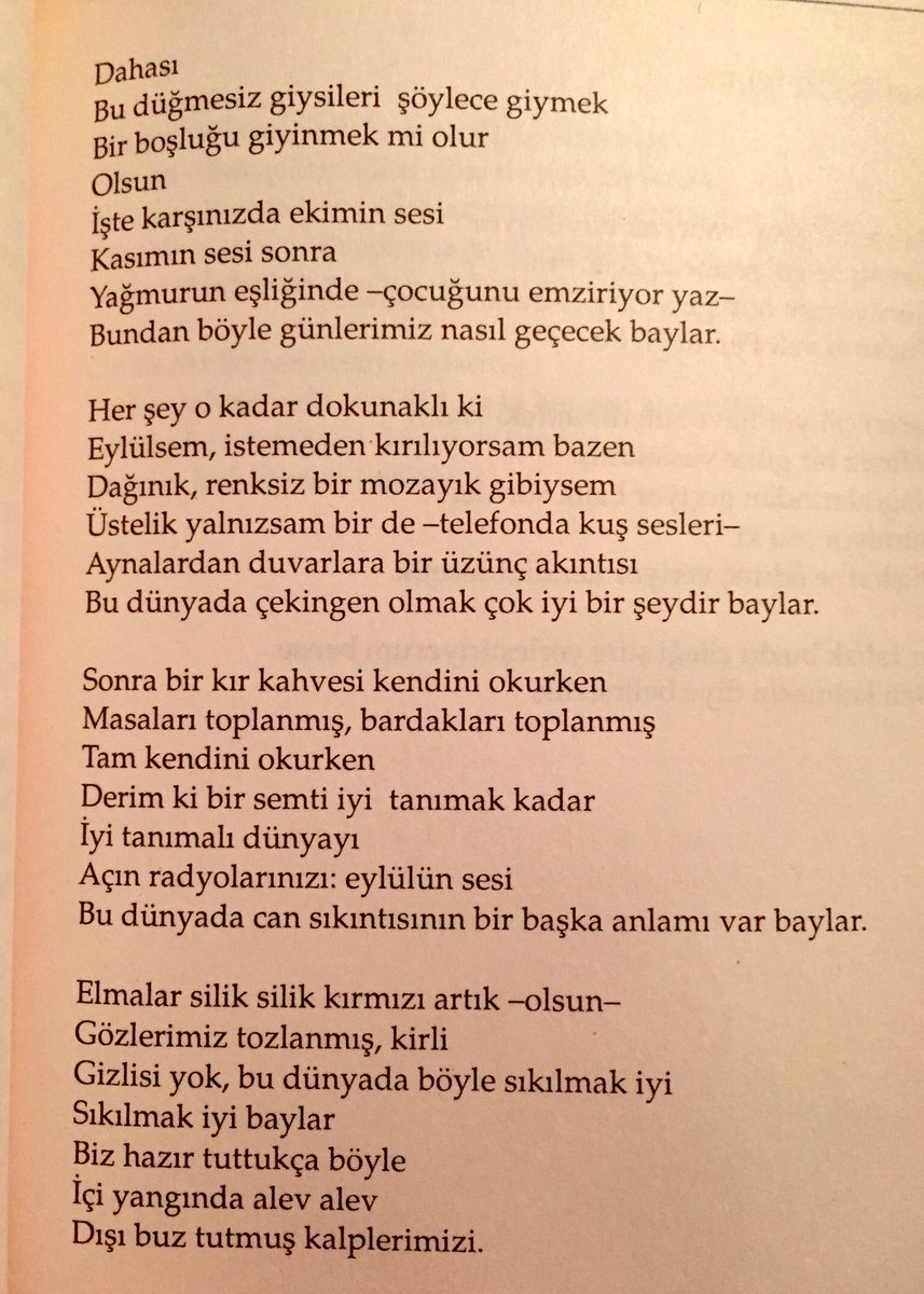 mustafakurtedb's tweet photo. [Eylül’ün kendisi şiirdir]

“Her şey o kadar dokunaklı ki
Eylülsem, istemeden kırılıyorsam bazen
Dağınık, renksiz bir mozayık gibiysem
Üstelik yalnızsam, bir de - telefonda kuş sesleri -
Aynalardan duvarlara bir üzünç akıntısı
Bu dünyada çekingen olmak
çok iyi bir şeydir baylar.” https://t.co/7cuT26dMbz