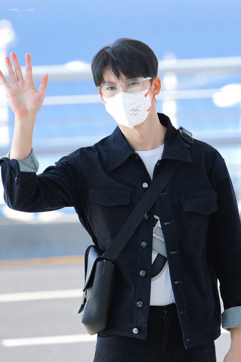 HHH_____1031's tweet photo. 220908 출국 

👋... 🤍

#허광한 #許光漢 #GregHsu #HsuGregHan https://t.co/mI57QrzCPB