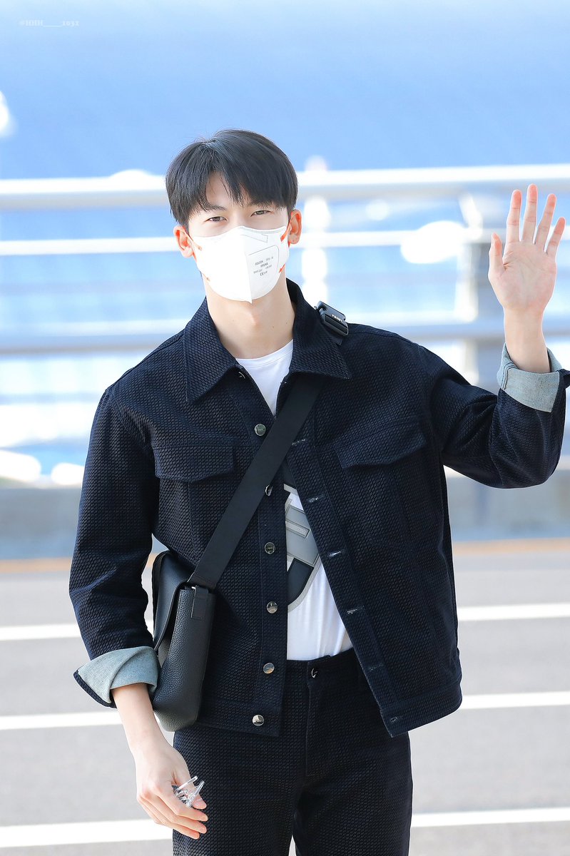 HHH_____1031's tweet photo. 220908 출국 

👋... 🤍

#허광한 #許光漢 #GregHsu #HsuGregHan https://t.co/mI57QrzCPB