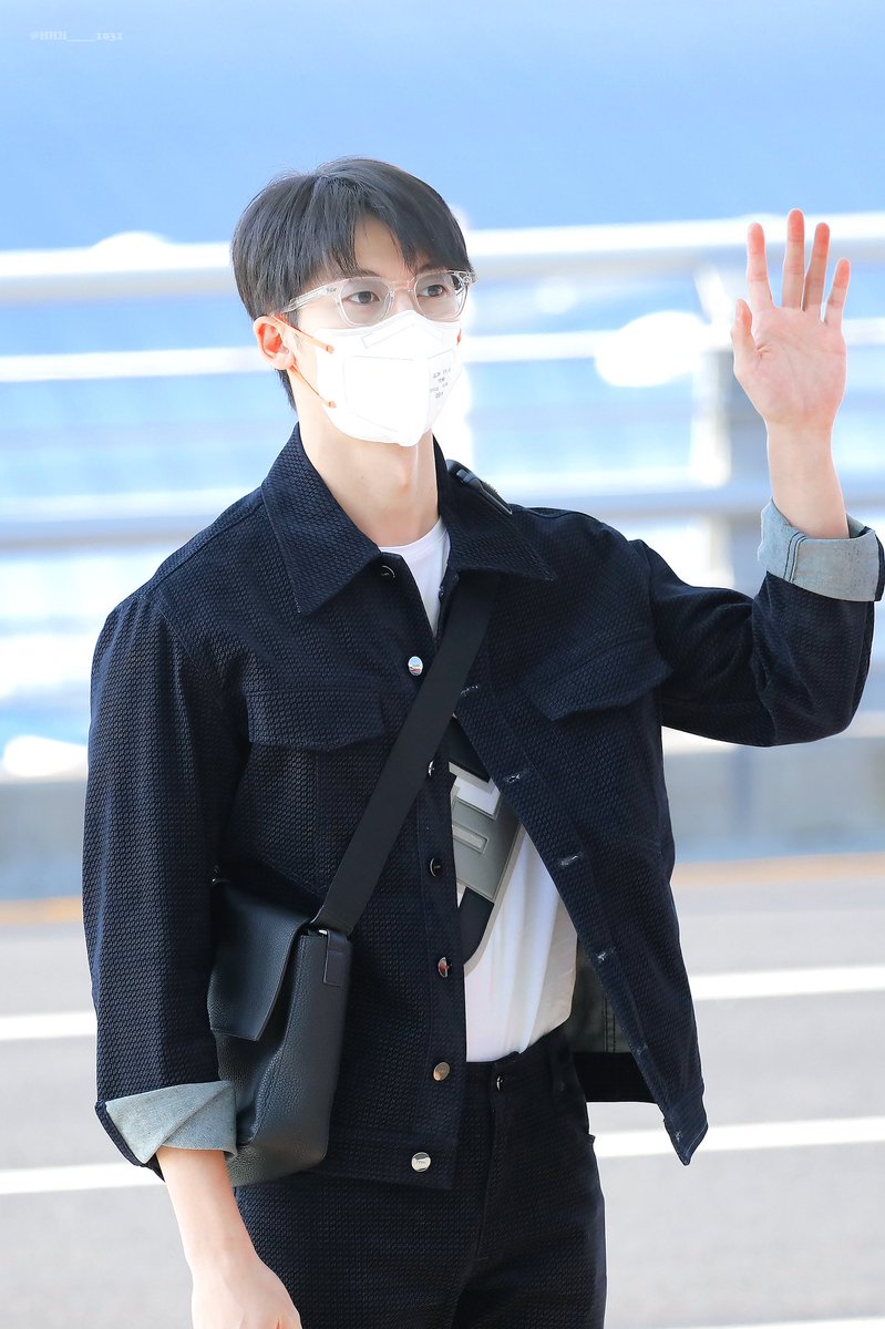 HHH_____1031's tweet photo. 220908 출국 

👋... 🤍

#허광한 #許光漢 #GregHsu #HsuGregHan https://t.co/mI57QrzCPB