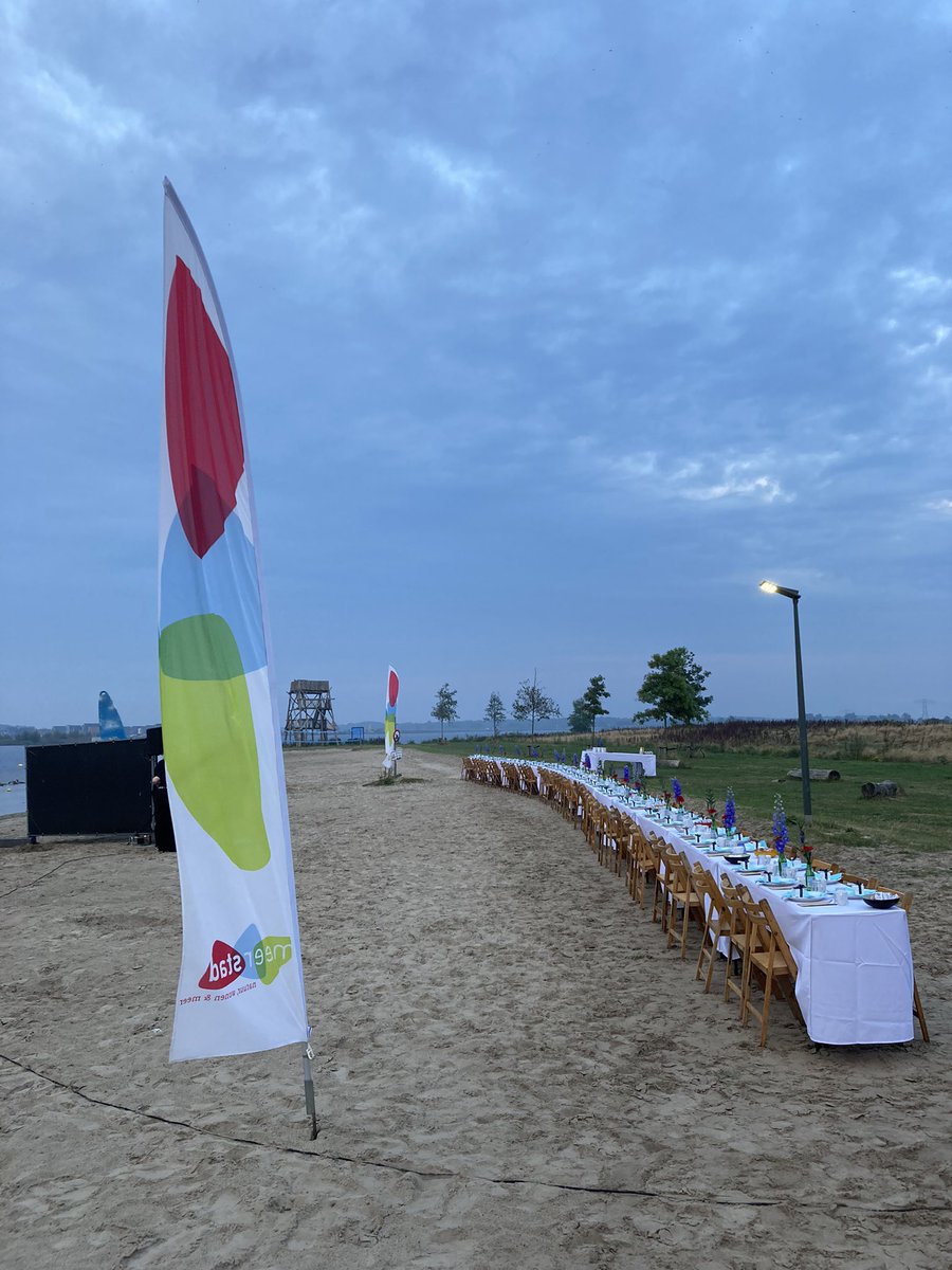 jeIIedijkstra's tweet photo. Vanochtend om half acht ontbeten met z’n 70en! Om iedereen die mee heeft gedaan en gedacht met de toekomstplannen voor #Meerstad te bedanken. En om samen te vieren dat de plannen zijn vastgesteld zijn door colleges van @gem_groningen en @Middengroningen #strandhuis https://t.co/NkkdzZc79o